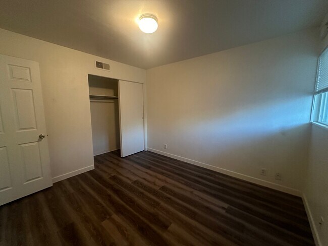 Building Photo - 860 E 500 S