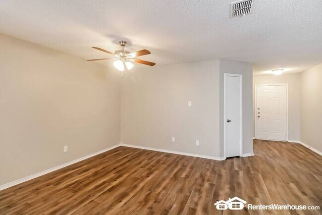 Building Photo - Newly renovated spacious 4 bed/2 bath, wit...