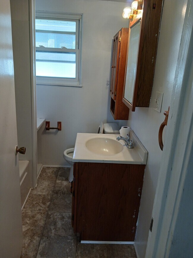Building Photo - 582 Plum Ave