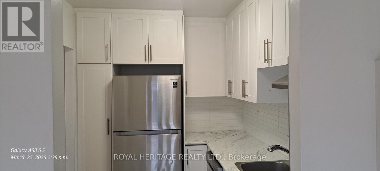 Photo principale - 945-945 Simcoe St N