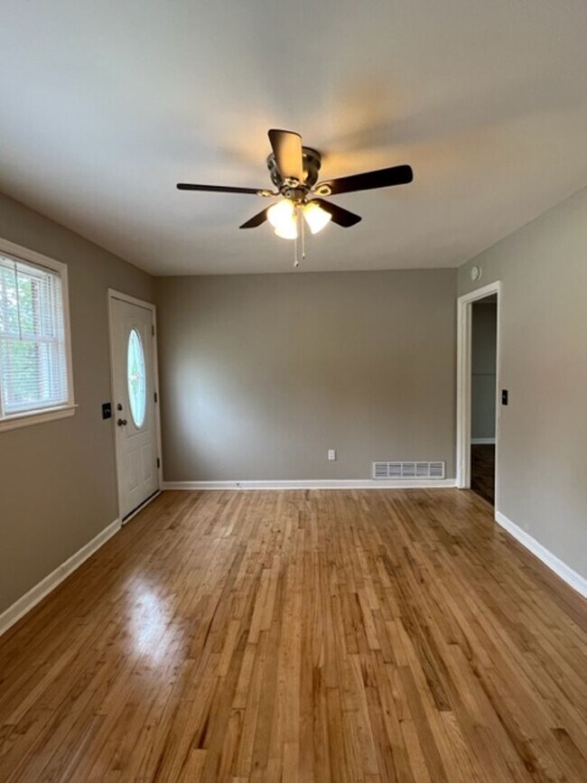 Foto del edificio - Fantastic Brick Ranch Home that has been refurbished - Open Floorplan with 3 bedrooms & 1.5 baths...