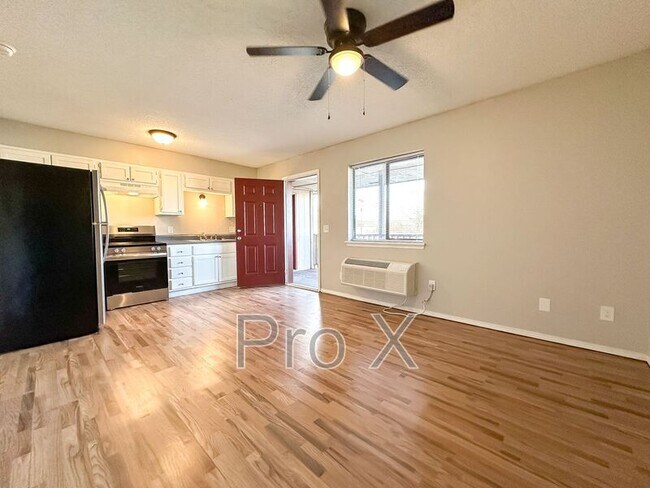 Foto del edificio - 1037 Happy Hollow Rd