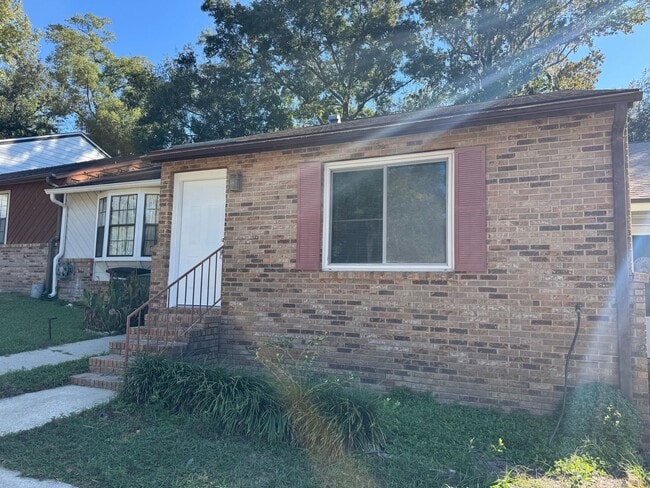 Photo - Great Location! Updated Townhouse Convenie...