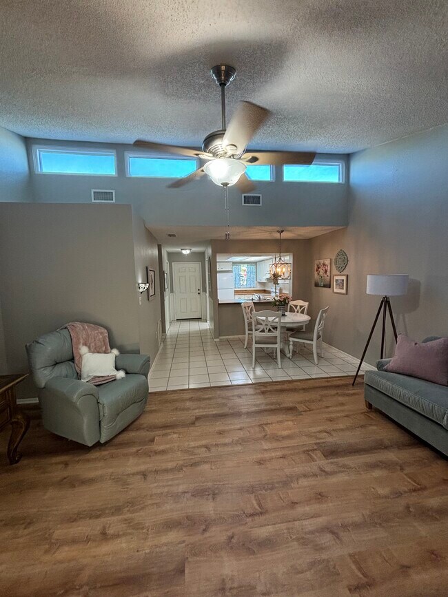 Building Photo - 2242 Oak Wind Dr