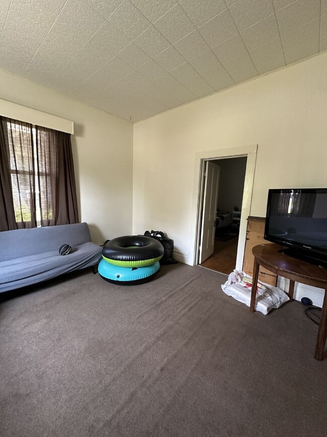 Foto del edificio - 3 bed 1 bath close to UWEC and Water St! Available June 1st