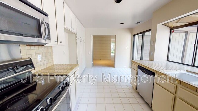 Building Photo - 800 Elmhurst Circle