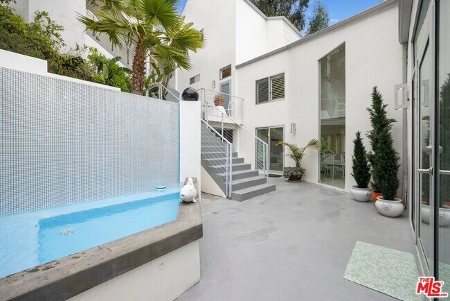 Foto del edificio - 3210 Coldwater Canyon Ln
