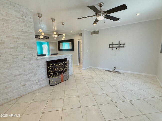 Foto del edificio - 2237 E Cambridge Ave
