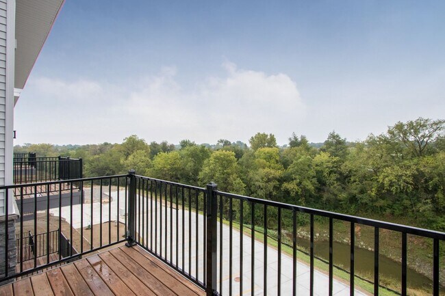 Building Photo - Spacious 2 Bedroom/2Bath, on first floor with Balcony, unit 104, available 9/1/2026