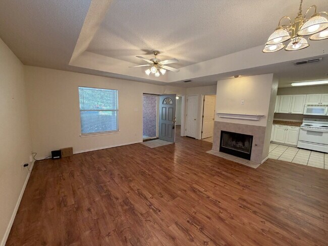 Building Photo - Duplex Located Between 98th & Indiana With Basement!
