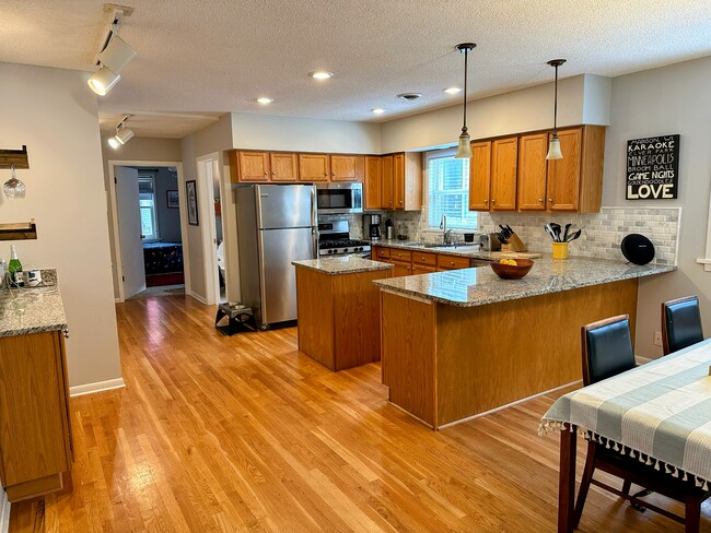 Foto del edificio - 303 E Diamond Lake Rd