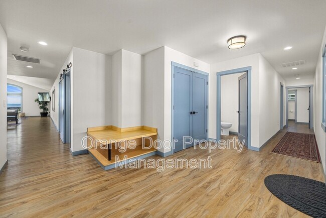 Foto del edificio - 7009 Stanich Ave