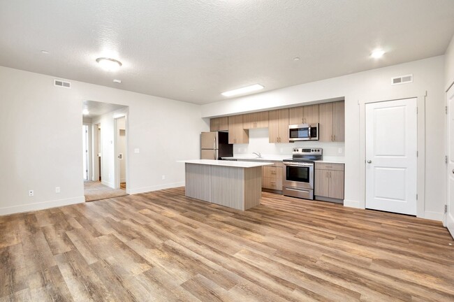 Building Photo - Stunning 2 Bed - 2 Bath - Pet Friendly Con...
