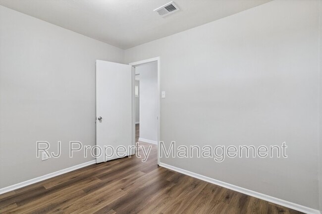 Building Photo - 2800 Tarbora Ave