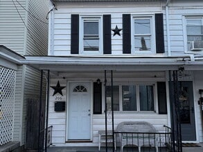 Building Photo - 206 Oak St