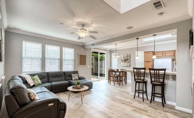 Foto del edificio - Fully Furnished 3 Bedroom / 2.5 Bath Two Story Home