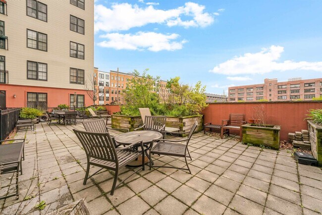 Building Photo - 830 Monroe St