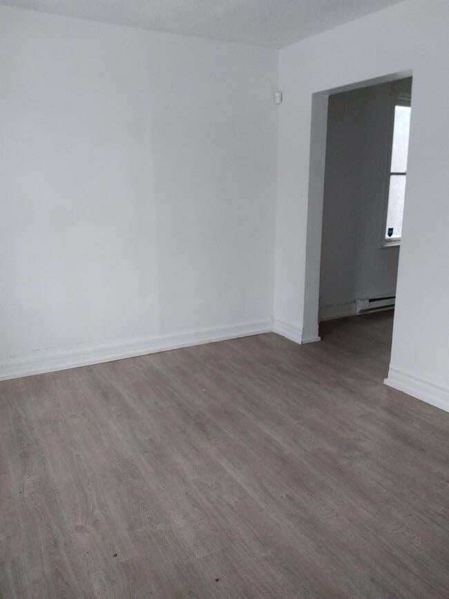 Building Photo - 559 Alfred Ave