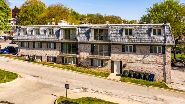 Main Building - The Coachman Apartments