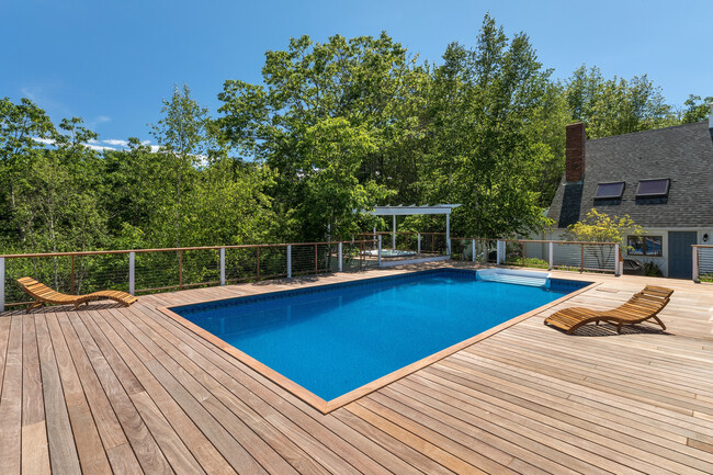 Foto del edificio - 150 Captain John Parker Rd