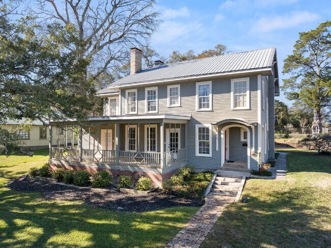 Building Photo - Enchanting 4-bedroom, 3-bathroom historical home