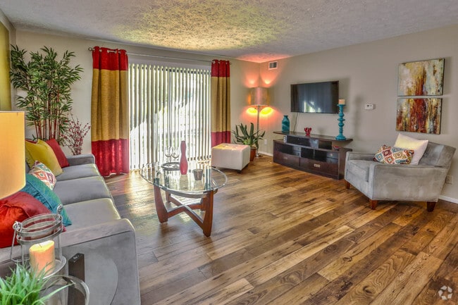 1BR, 1BA - 850 SF - Living Room - Avery