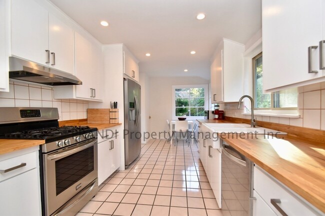 Foto del edificio - 3 Bedroom San Rafael home with views!