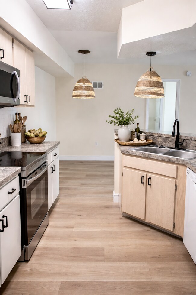 Foto del edificio - For Rent Beautiful  2/2 First Floor Condo at the Crest close to UCF and Valencia College !!!