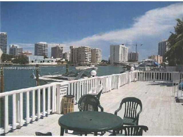 Foto del edificio - 6881 Bay Dr