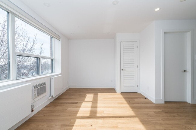 Building Photo - 263 Russell Hill Rd