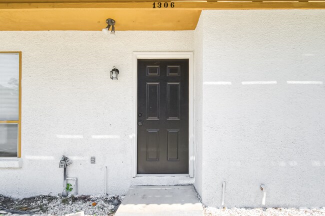 Building Photo - 1304 Magnolia Cir E