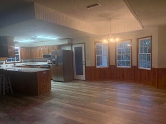 Building Photo - Country charm in this 3/2 in downtown Seld...