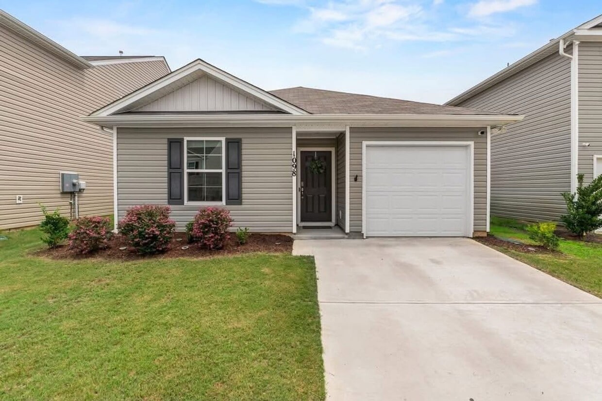 Primary Photo - Wonderful Four Bedroom Home. Minutes Away ...