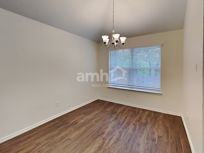 Building Photo - 557 Dylan Ct
