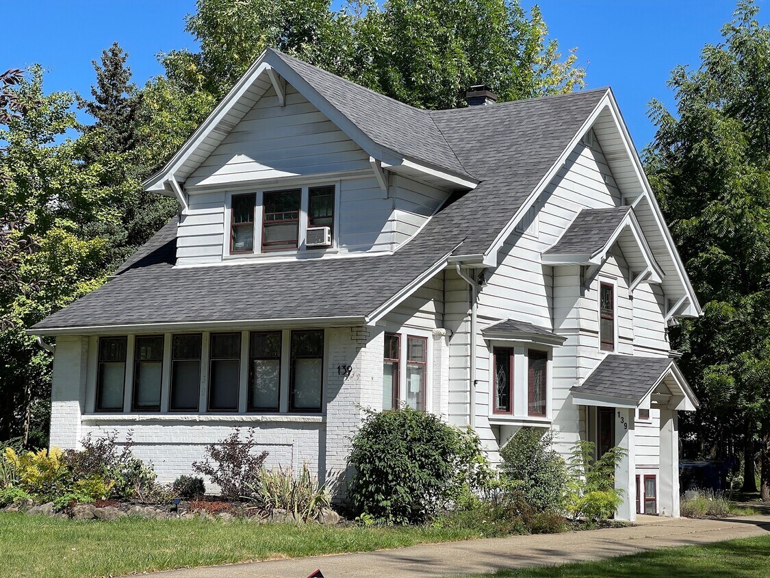 Primary Photo - 139 Burbank Dr