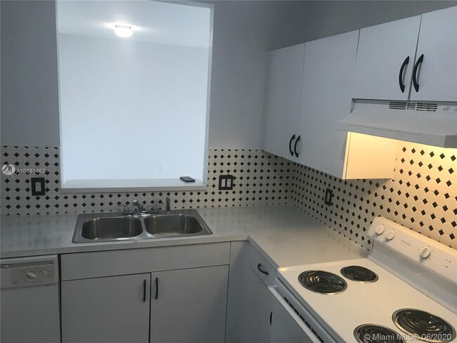 Foto del edificio - 1049 Golden Lakes Blvd