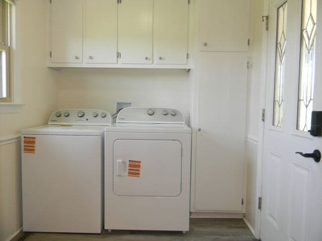 Building Photo - 802 Westview Ct