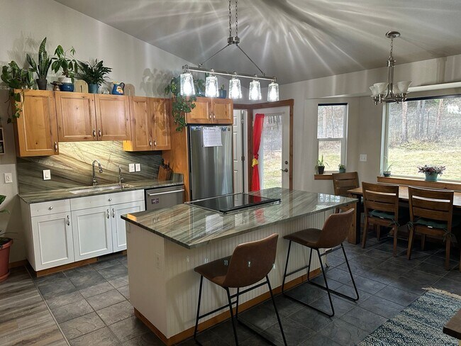 Foto del edificio - UNFURNISHED Three Bedroom in the Woods ~ Huge Outbuildings with Sauna ~ Garden~ Acreage!