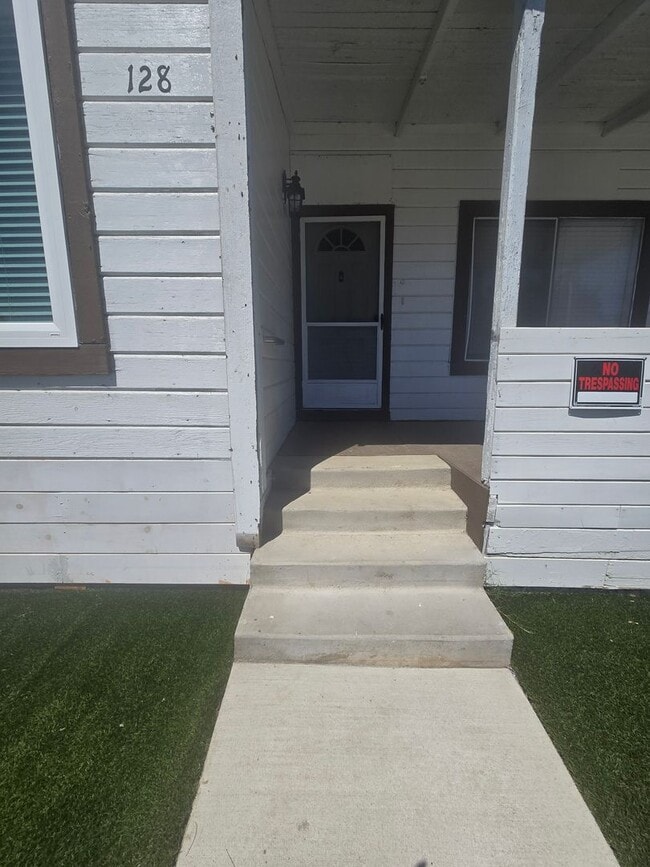 Building Photo - 3 Br 1 Ba available Now