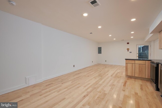 Building Photo - 1362 Kenyon St NW