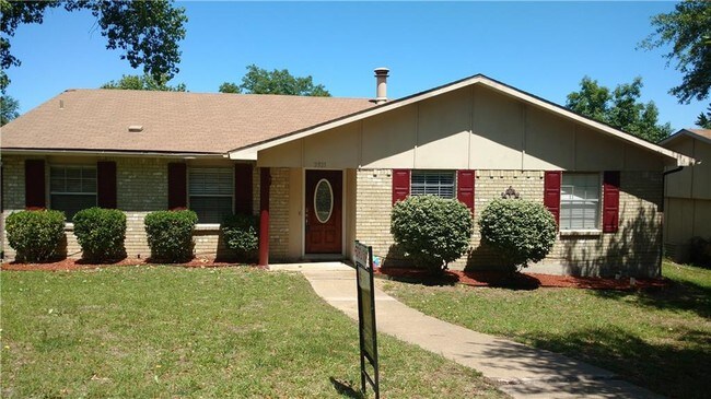 Building Photo - 2921 Emberwood Dr