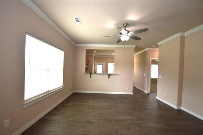 Building Photo - 463 Red Robin St