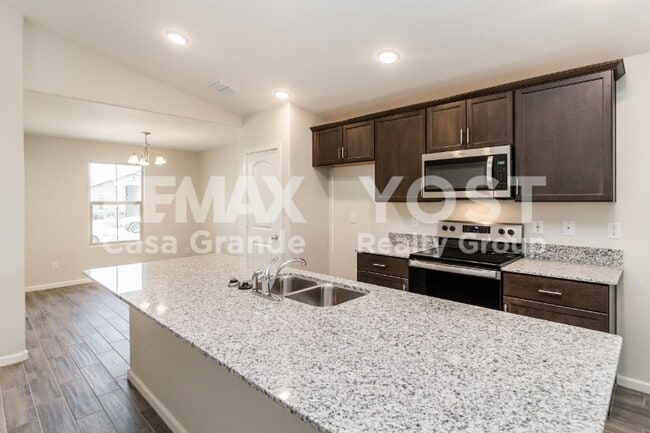 Building Photo - Bright & Modern Living with Open Layout & Backyard Space