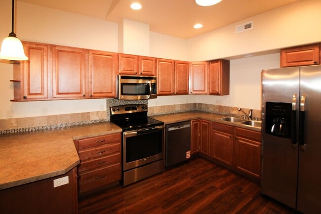 Building Photo - 2 bedroom, 2 bath townhome in Kennewick