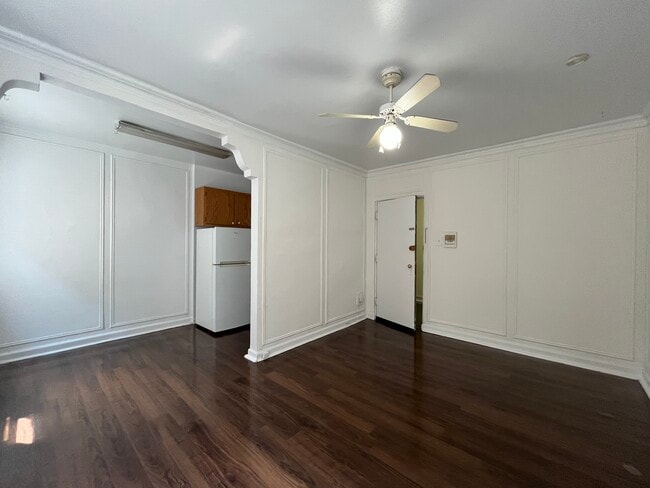 Building Photo - 4060 N Kenmore Ave
