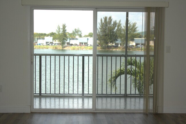Building Photo - 4401 Crystal Lake Dr