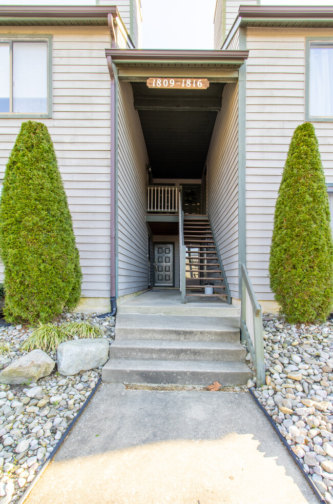 Building Photo - 1813 Meerbrook Ct