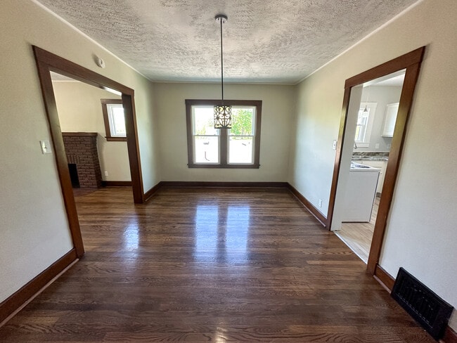 Building Photo - 840 W Indianola Ave