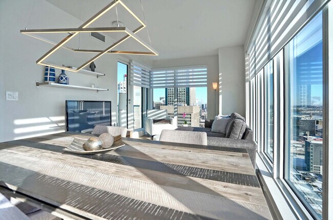 Building Photo - 1215 Rue Saint-Antoine O