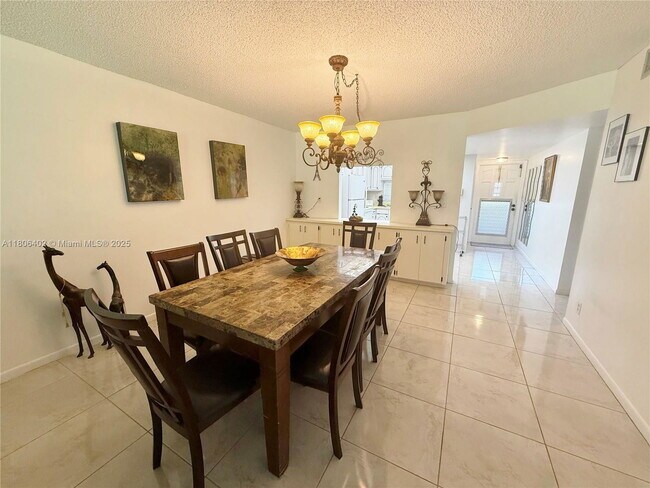 Building Photo - 9820 S Hollybrook Lake Dr